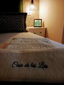 uma cama com um cobertor que diz que pode fazer as últimas leis em Casa de las Lías em Chinchón