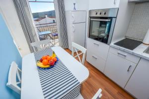 Kuchyň nebo kuchyňský kout v ubytování Apartments Vladimir