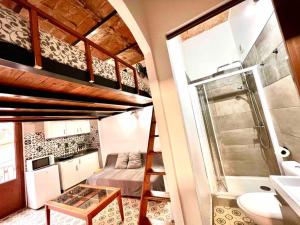 a bedroom with a bunk bed and a bathroom at P3 Estudio con cocina!Balcón privado! 2`del metro P3 in Barcelona