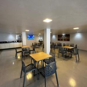 ONIX AGUAS CLARAS tesisinde bir restoran veya yemek mekanı