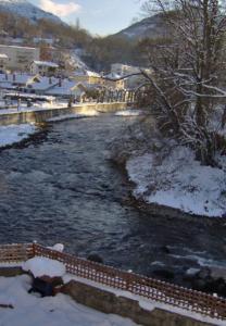 Rzeka ze śniegiem po jej stronie w obiekcie Gîte du petit Taïchou w mieście Luzenac