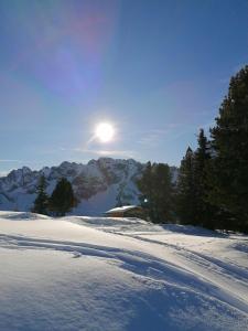 a snow covered slope with the sun in the background at Apartment Eberharter in Mayrhofen
