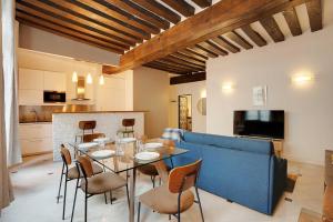 - une cuisine et une salle à manger avec une table et des chaises dans l'établissement Elegant 2BDR 6P Apartment in the Heart of the 5th Arrondissementt, à Paris