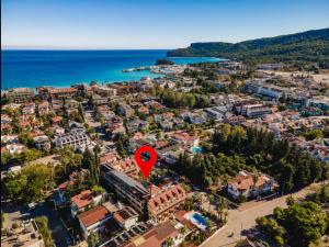 Una vista aérea de una ciudad con un corazón rojo. en ASTORIA PARK Hotel & Spa ALL INCLUSIVE, en Antalya