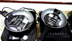 ein Paar Kopfhörer auf einem Laptop in der Unterkunft Casa antiga, linda ótima localização prox ao shopping in Porto Alegre + 28 Fotos