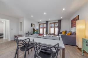 a kitchen and living room with a table and chairs at Amazing 2 Bed Bath Flat with London Eye View LM7 in London