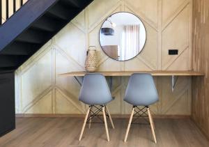 Bramendijk في غرويدي: غرفة بها كرسيين زرقين ومرآة