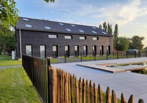 ein Gebäude mit Solarpaneelen auf dem Dach in der Unterkunft Bramendijk in Groede