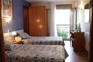 A bed or beds in a room at Hotel Parras Arnedillo