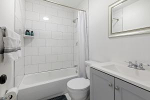 une salle de bain blanche avec toilettes et lavabo dans l'établissement Summer Retreat House, à Fort Lauderdale