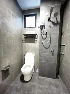 uma casa de banho com um WC e um chuveiro em NEU Suites Cozy Minimalist#KLCC#2BR#Relax#Netflix em Kuala Lumpur