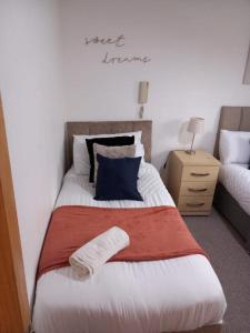 a bedroom with a large bed with red and white at Broad street - Balcony 1 bedroom apartment in Birmingham