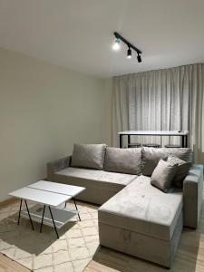 Posezení v ubytování White apartment, in the center of Tirana