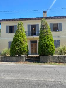 een huis met twee bomen ervoor bij La Casa Del Contadino in Bevagna