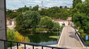- Vistas al río desde un puente en Les Rives du Clain - Sublime T4 au bord de l'eau, en Poitiers