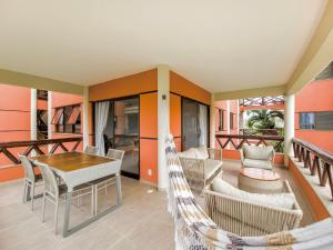 balcón con hamaca, mesa y sillas en Cumbuco Dream Village 602 V en Cumbuco