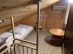 Łóżko lub łóżka w pokoju w obiekcie Haus Edelweiss Mölltal