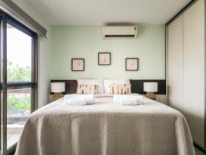 ein Schlafzimmer mit einem großen Bett mit zwei Lampen in der Unterkunft Cumbuco Dream Village 602 V in Cumbuco