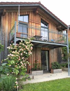 a house with a deck and a balcony at Ferienwohnung Vogelnest in Prien am Chiemsee