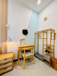 une chambre avec une table, une chaise et une étagère dans l'établissement NEU Suites Cozy Minimalist#KLCC#2BR#Relax#Netflix, à Kuala Lumpur