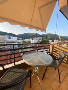 d'une table et de chaises sur un balcon avec vue. dans l'établissement Tsaldari center house, à Xánthi