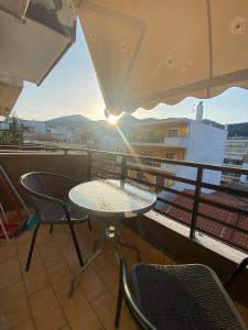 d'une table et de chaises sur un balcon avec vue sur le coucher du soleil. dans l'établissement Tsaldari center house, à Xánthi