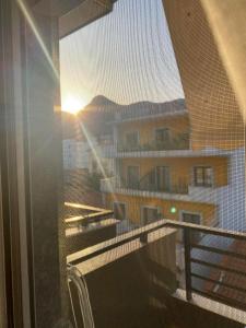 - un balcon offrant une vue sur le coucher du soleil dans l'établissement Tsaldari center house, à Xánthi