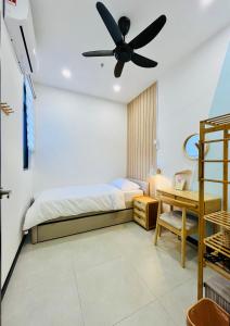 - une chambre avec un lit et un ventilateur de plafond dans l'établissement NEU Suites Cozy Minimalist#KLCC#2BR#Relax#Netflix, à Kuala Lumpur