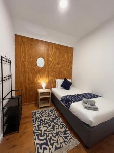 una camera con 2 letti e un tappeto di Forest Gate Estate a Plettenberg Bay