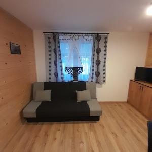 una camera da letto con un letto davanti a una finestra di Orkiszówka a Szczawnica