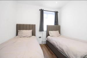 En eller flere senge i et værelse på Stunning 2 bedroom in Luton !