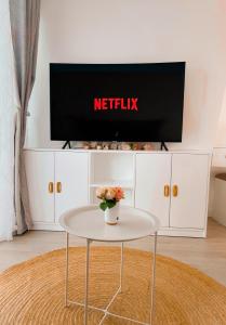 TV a/nebo společenská místnost v ubytování JD Serviced Suite at Azure North Pampanga