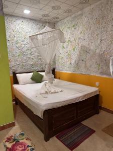 Schlafzimmer mit einem Bett mit Moskitonetz in der Unterkunft Sigiriya Vee Guest in Sigiriya