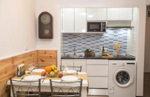 Una cocina o zona de cocina en UNIQUE APT. W/POOL- ACROSS THE BEACH-WIFI-A/C