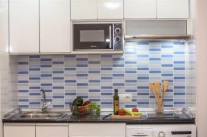 Una cocina o zona de cocina en UNIQUE APT. W/POOL- ACROSS THE BEACH-WIFI-A/C