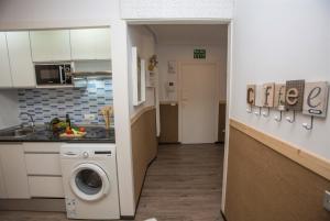 Una cocina o zona de cocina en UNIQUE APT. W/POOL- ACROSS THE BEACH-WIFI-A/C