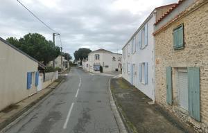 eine leere Straße in einer Stadt mit Gebäuden in der Unterkunft Saint Palais Sur Mer - MAISON MITOYENNE - proche du Golf de Royan in La Palud