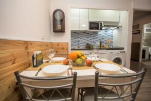 Una cocina o zona de cocina en UNIQUE APT. W/POOL- ACROSS THE BEACH-WIFI-A/C
