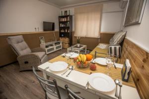 Zona de estar de UNIQUE APT. W/POOL- ACROSS THE BEACH-WIFI-A/C