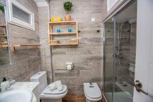 Un baño de UNIQUE APT. W/POOL- ACROSS THE BEACH-WIFI-A/C