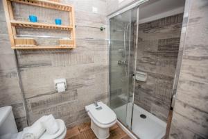 Un baño de UNIQUE APT. W/POOL- ACROSS THE BEACH-WIFI-A/C