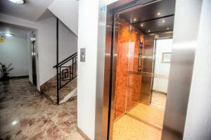 Imagen de la galería de UNIQUE APT. W/POOL- ACROSS THE BEACH-WIFI-A/C, en Alicante