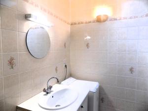 uma casa de banho com um lavatório e um espelho em Saint Palais Sur Mer - MAISON MITOYENNE - proche du Golf de Royan em La Palud