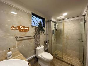een badkamer met een toilet en een douche bij Just Being Home 10pax 3BR/3BA 4Queen/1Sofa in Ampang