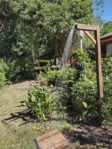 un jardín con una fuente de agua en el patio en Complejo Caramelo en Villa Ventana