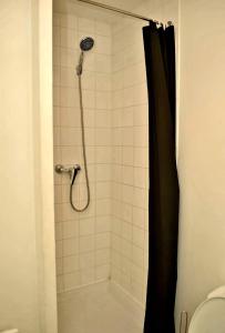 um chuveiro com uma cortina de chuveiro preta na casa de banho em Stunning 1-Bed Apartment in Pierrefitte-sur-Seine em Pierrefitte-sur-Seine