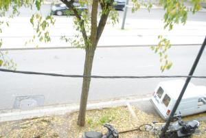ピエールフィット・シュル・セーヌにあるStudio Appartment with Office wifi parking balconyの木の横に停まった白い車