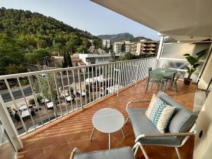 a balcony with a table and chairs and a table at Moderno y acogedor apartamento con terraza “ Llebeig” in Sóller