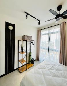 - une chambre avec un lit et un ventilateur de plafond dans l'établissement NEU Suites Cozy Minimalist#KLCC#2BR#Relax#Netflix, à Kuala Lumpur