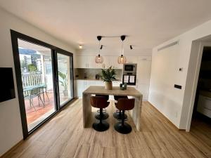 Gallery image of Moderno y acogedor apartamento con terraza “ Llebeig” in Sóller